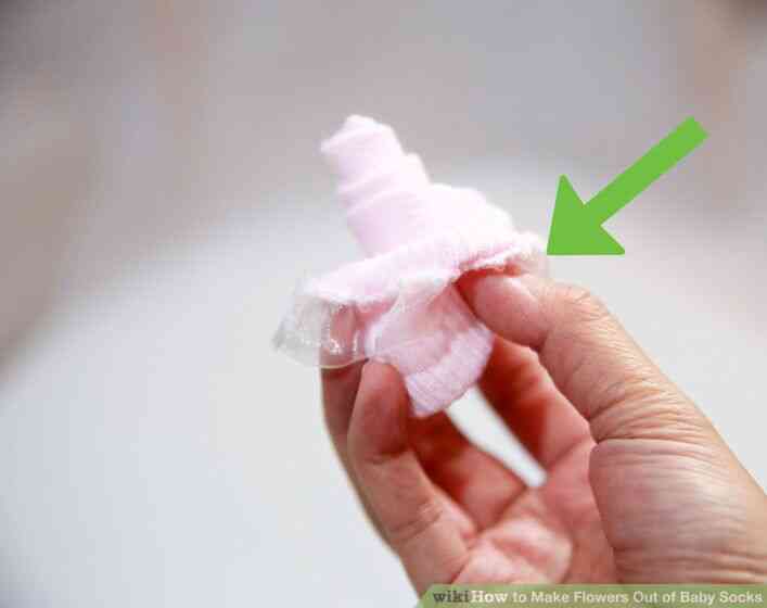 Image intitulée Faire des Fleurs de Chaussettes de Bébé à l